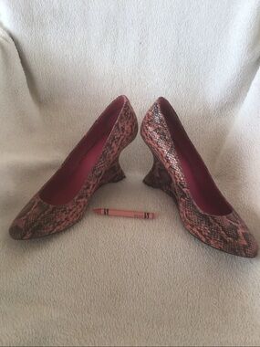 Kelsi Dagger pink snakeskin wedges 8 1/2